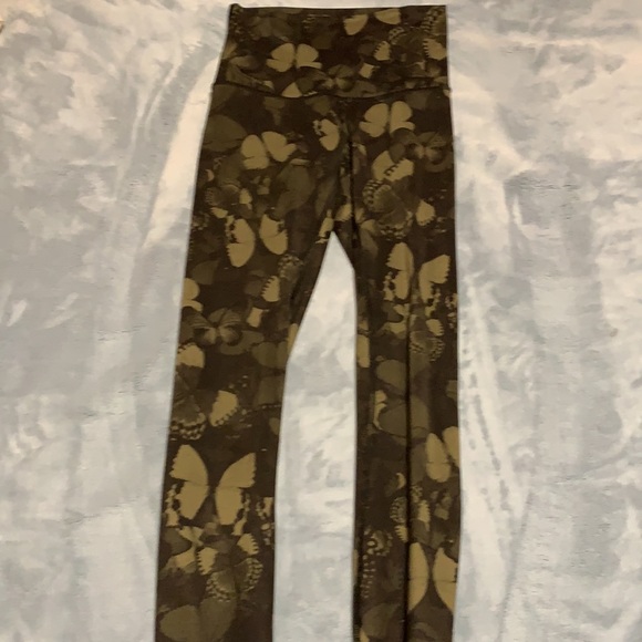 ❌SOLD❌Lululemon butterfly camo leggings - Picture 4 of 4